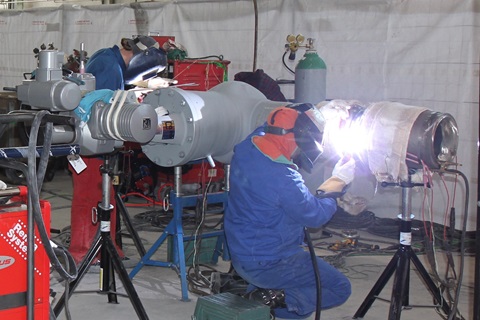 Bild von Schweißung der Verbindung zwischen Gasturbine und Dampfturbine im Spezialverfahren