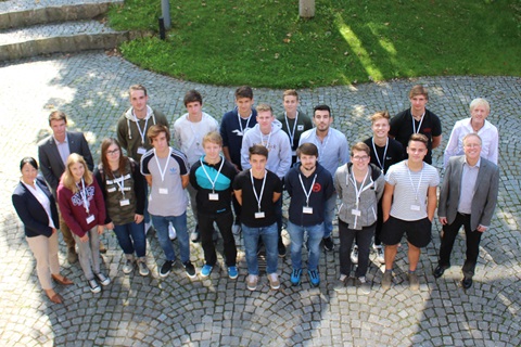 Bild von Sechzehn junge Leute die am 1. September bei InfraServ Gendorf ihre Ausbildung begonnen haben