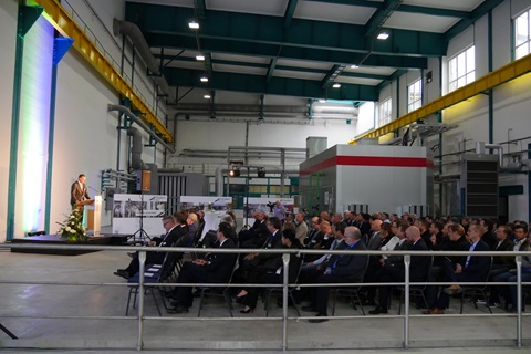 Bild von über 100 Gästen, die Modernisierung des Kraftwerks in der Dampfturbinenhalle mit InfraServ Gendorf feiern