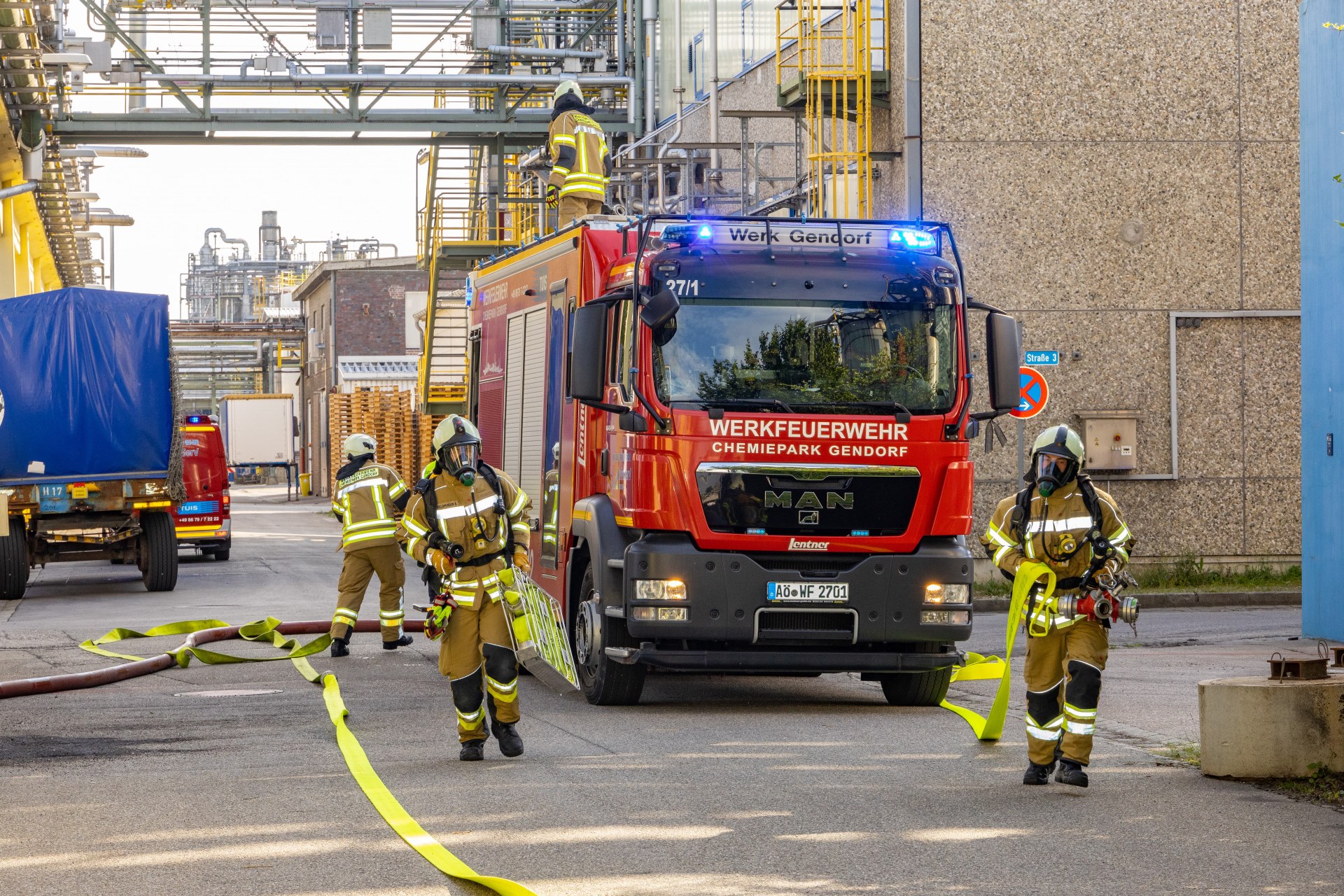 Einsatzkräfte der Werkfeuerwehr im Chemiepark GENDORF trainieren im Rahmen einer vergangenen Notfallgroßübung den Ernstfall. Foto: Heiner Heine. 